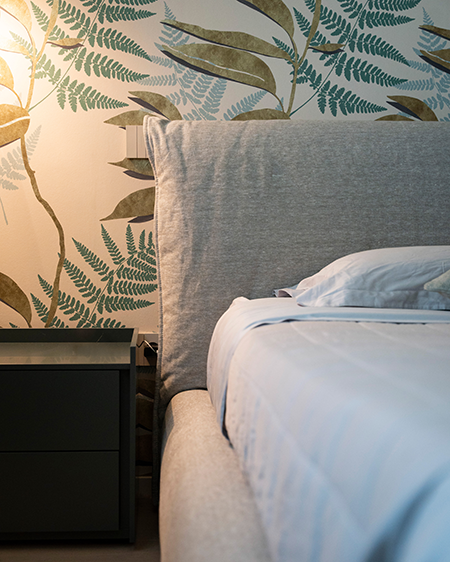 camera-da-letto-moderna-con-carta-da-parati-a-senigallia-ancona1 Una casa dal design unico - Nuova Comes