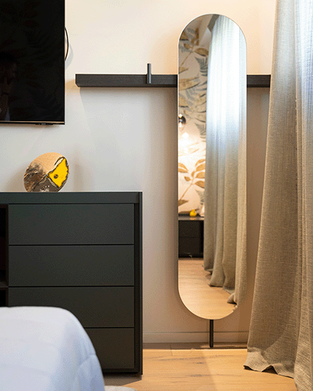 camera-da-letto-moderna-con-carta-da-parati-a-senigallia-ancona2 Una casa dal design unico - Nuova Comes